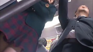 Японки детка получает домогались в автобусе и, похоже, ей это нравится