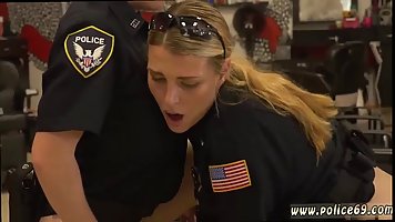 Рэнди полицейской дамы трахают одного парня вместо того, чтобы делать свою работу, потому что они очень роговой